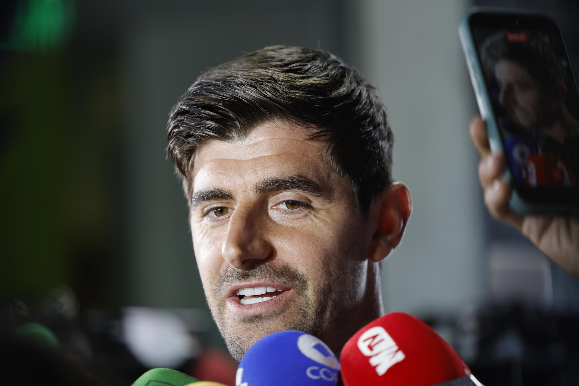 El jugador de la selección de Bélgica Thibaut Courtoisica habla durante una rueda de prensa este miércoles, en Los Ángeles (Estados Unidos). EFE/ Lavandeira Jr.
