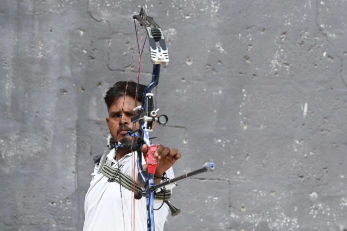 El arquero de Karachi, Tanveer Ahmed, quien perdió una mano en un accidente laboral en 2008, continúa practicando tiro con arco, mostrando determinación al practicar este deporte a pesar de la lesión y los desafíos que ha enfrentado.
EFE/EPA/SHAHZAIB AKBER

