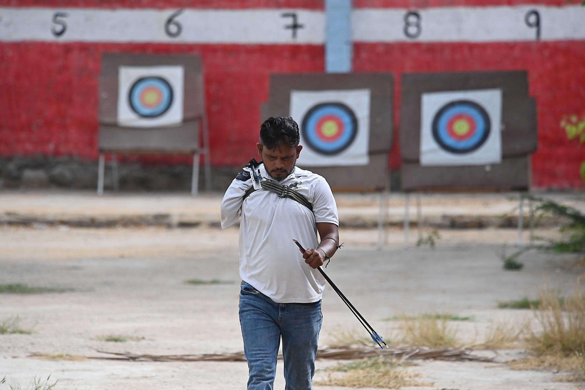 Tanveer Ahmed, un arquero, practica en un campo de tiro con arco en Karachi, a pesar de perder un brazo en un accidente en 2008. 
EFE/EPA/SHAHZAIB AKBER
