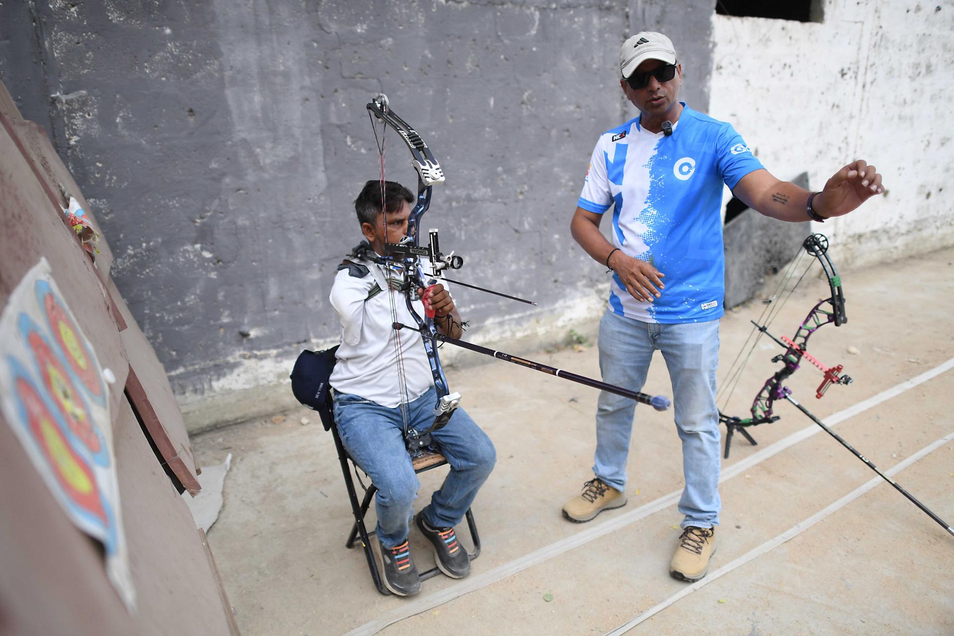 El arquero paquistaní Tanveer Ahmed, quien perdió en 2008 un brazo en un accidente industrial.
EFE/EPA/SHAHZAIB AKBER
