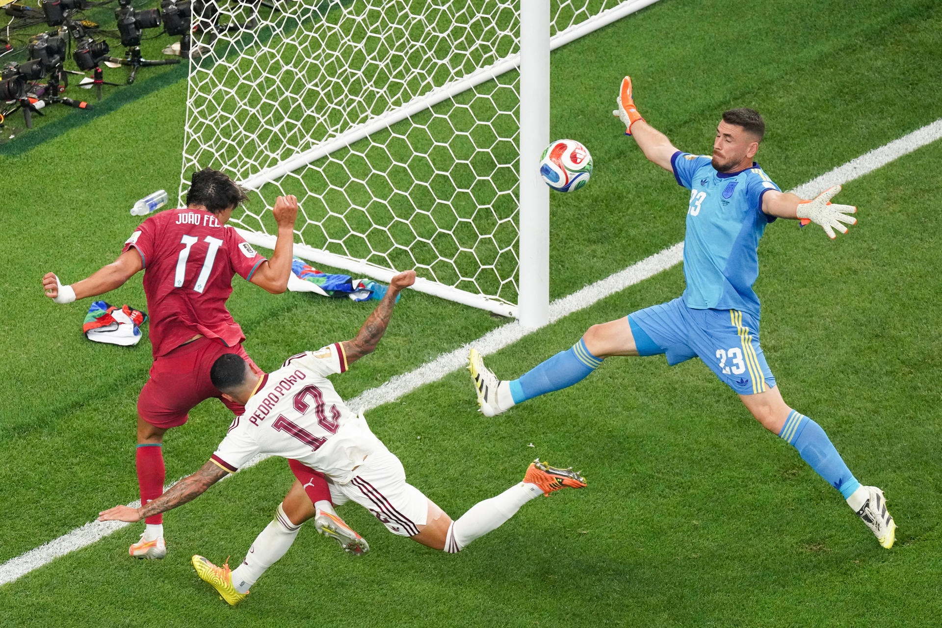 Fotografía del 6 de julio de 2026 en la que se observa a João Félix (i), de Portugal, al disputar el balón con Pedro Porro (c) y Unai Simón, de España, en un partido de los octavos de final del Mundial 2026 entre Portugal y España en el estadio AT&T en Arlington (EE.UU.). EFE/ Kenneth Fernández
