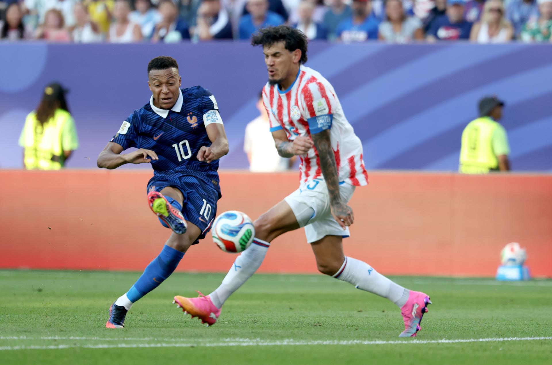 Fotografía del 5 de julio 2026 en la que se observa a Kylian Mbappé (i), de Francia, al disputar un balón con Gustavo Gómez, de Paraguay, durante el partido de octavos de final del Mundial 2026 entre Paraguay y Francia en Filadelfia (EE.UU.). EFE/SARAH YENESEL
