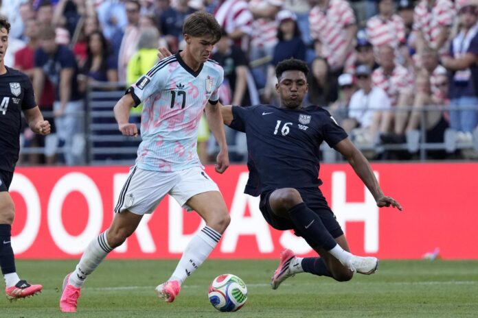 Fotografía del 6 de julio de 2026 en la que se observa a Charles De Ketelaere (i), de Bélgica, en acción ante Alex Freeman (d), de Estados Unidos, durante el partido de octavos de final del Mundial 2026 entre Estados Unidos y Bélgica en Seattle, Washington (EE.UU.). EFE/STEPHEN BRASHEAR
