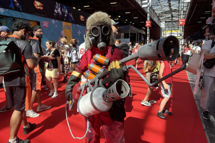 El evento consagrado a la cultura japonesa 'Japan Expo', que es el más grande y visitado del mundo fuera del país nipón, celebra su 25 aniversario en Villepinte (afueras de París) con una edición que abraza a lo grande el cómic, los videojuegos y los disfraces de personajes ficticios o 'cosplay'. Para celebrar el cuarto de siglo de la convención, los pasillos de la 'Japan Expo' volvieron a poblarse de versiones vivientes de personajes de series animadas y videojuegos japoneses: una tendencia que atrae a gente de todas las edades. EFE/ Pol Lloberas Cardona
