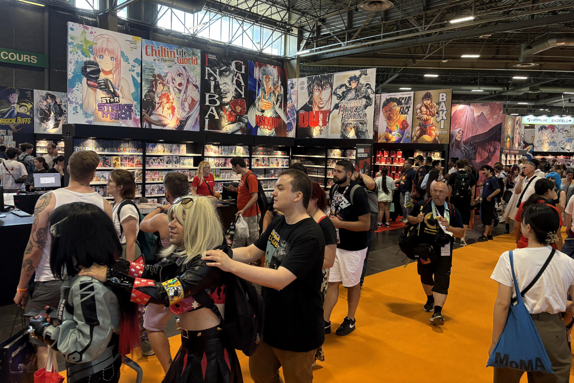 El evento consagrado a la cultura japonesa 'Japan Expo', que es el más grande y visitado del mundo fuera del país nipón, celebra su 25 aniversario en Villepinte (afueras de París) con una edición que abraza a lo grande el cómic, los videojuegos y los disfraces de personajes ficticios o 'cosplay'. Para celebrar el cuarto de siglo de la convención, los pasillos de la 'Japan Expo' volvieron a poblarse de versiones vivientes de personajes de series animadas y videojuegos japoneses: una tendencia que atrae a gente de todas las edades. EFE/ Pol Lloberas Cardona
