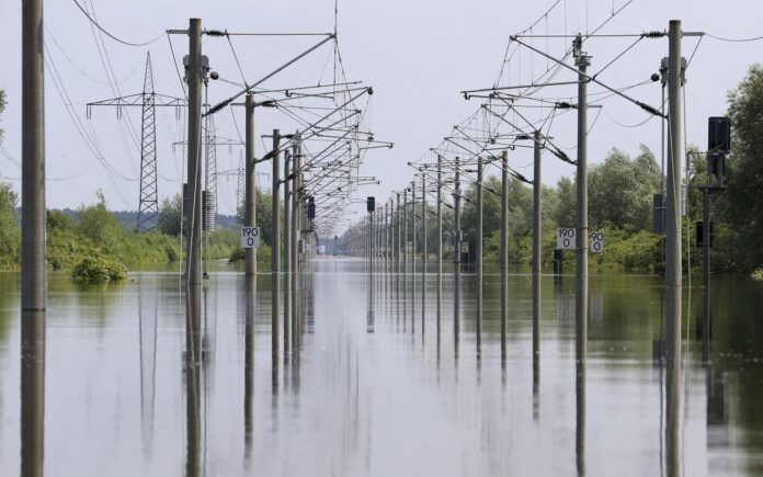 Vista de una vía de ferrocarril inundada debido al desbordamiento del río Elba cerca de la localidad de Schönhausen (Alemania), en una fotografía de archivo.EFE/Christian Charisius
