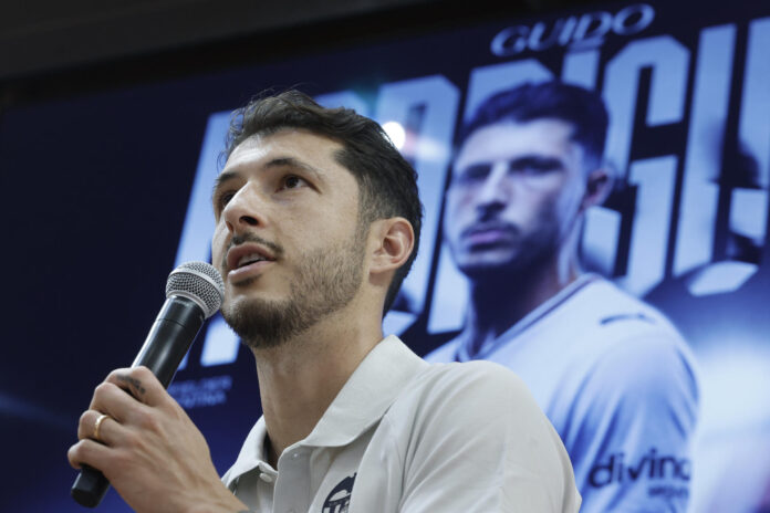 El centrocampista argentino Guido Rodríguez, durante su presentación como nuevo jugador del Valencia CF, este jueves en València. EFE/ Kai Forsterling
