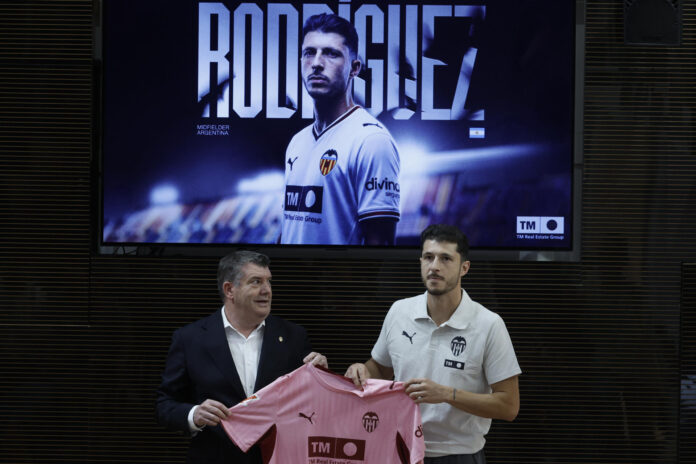 Ron Gourlay, CEO del Valencia CF, junto al centrocampista argentino Guido Rodríguez, durante su presentación como nuevo jugador del Valencia CF, este jueves en València. EFE/ Kai Forsterling
