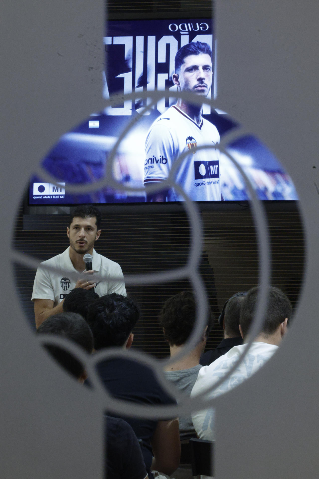 El centrocampista argentino Guido Rodríguez, durante su presentación como nuevo jugador del Valencia CF, este jueves en València.EFE/ Kai Försterling