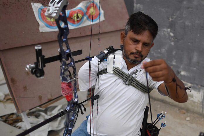 En 2008, un accidente en una fábrica de Karachi le costó el brazo a Tanveer Ahmed, pero no le impidió seguir apuntando. Lo que siguió fueron años de esfuerzo silencioso y decidido para aprender por su cuenta, flecha a flecha, a disparar con un solo brazo. Ahora, este arquero paquistaní tiene la mirada puesta en el escenario más importante de todos: los Juegos Paralímpicos. EFE/EPA/SHAHZAIB AKBER
