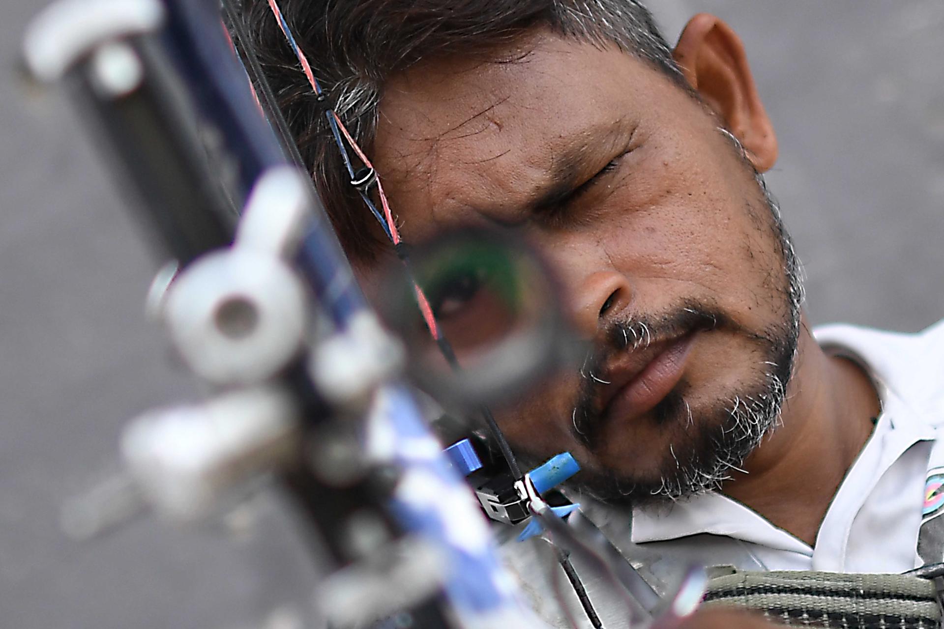 En 2008, un accidente en una fábrica de Karachi le costó el brazo a Tanveer Ahmed, pero no le impidió seguir apuntando. Lo que siguió fueron años de esfuerzo silencioso y decidido para aprender por su cuenta, flecha a flecha, a disparar con un solo brazo. Ahora, este arquero paquistaní tiene la mirada puesta en el escenario más importante de todos: los Juegos Paralímpicos. EFE/ SHAHZAIB AKBER
