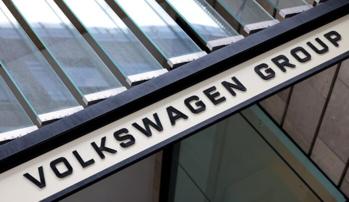 Logotipo de Volkswagen en una exhici´n de cochees ste jueves en Berlín. EFE/EPA/HANNIBAL HANSCHKE
