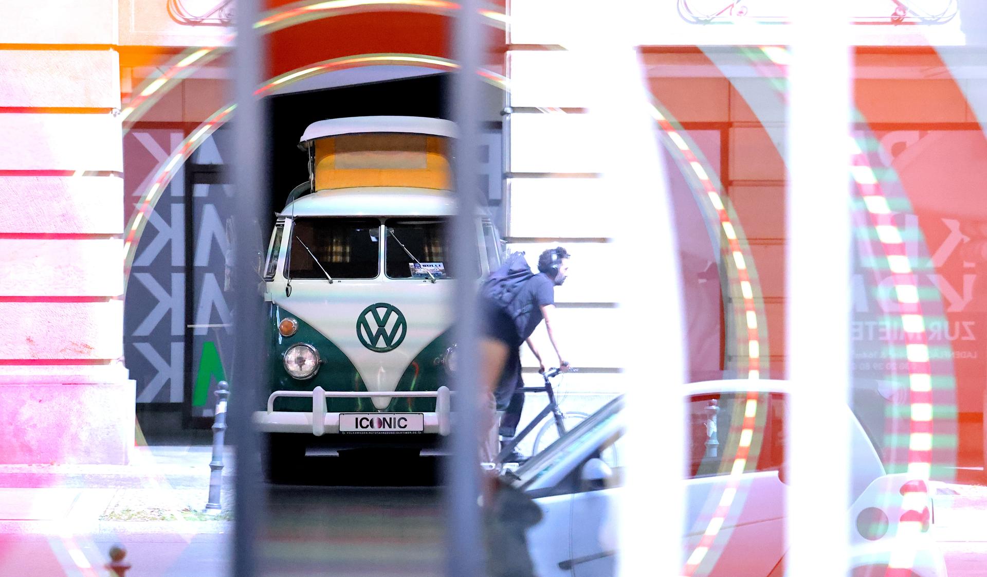 Una camper de Volkswagen este jueves en una exhibición de coches en Berlin ncluding 35,000 at the Volkswagen brand. (Alemania) EFE/EPA/HANNIBAL HANSCHKE
