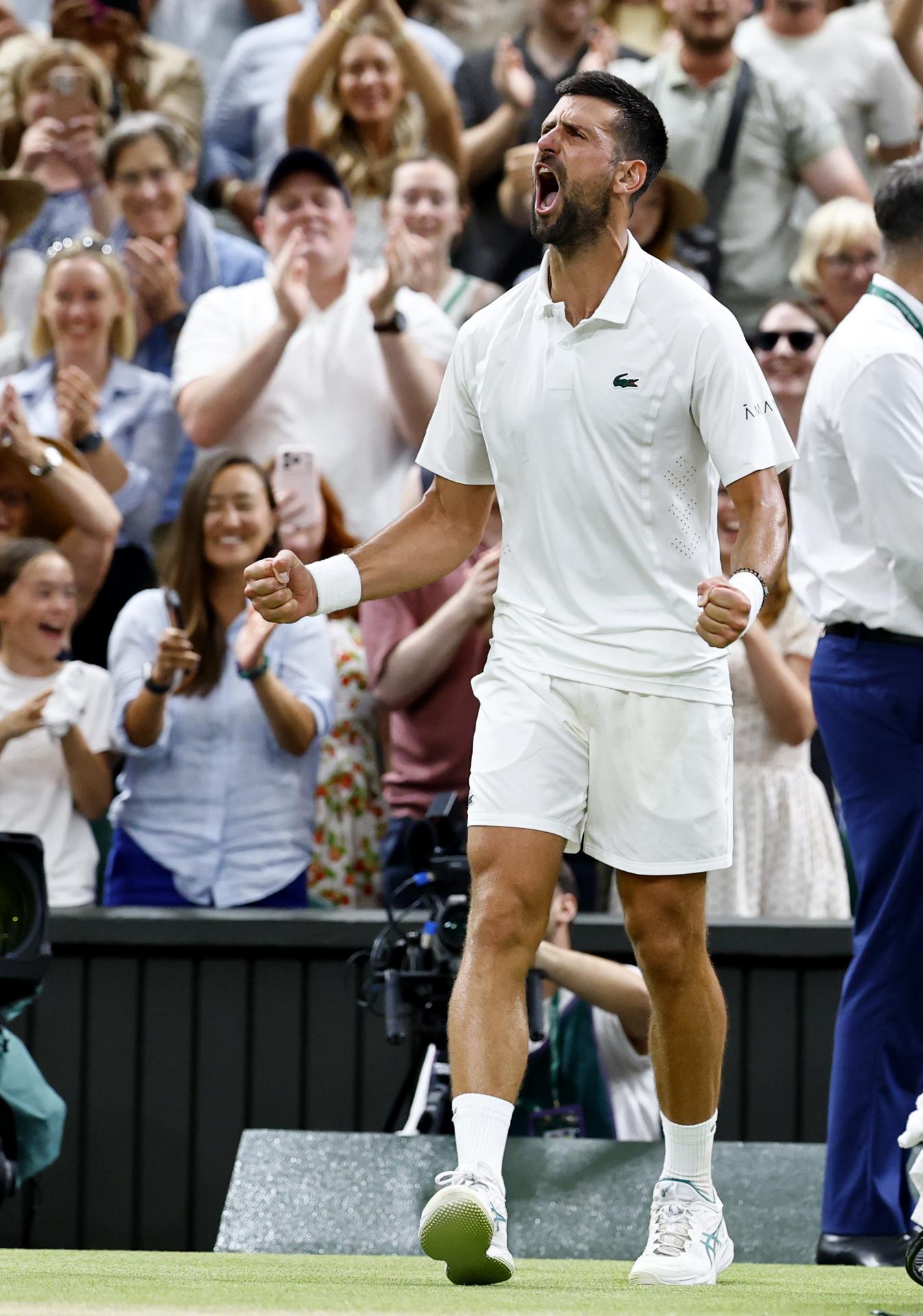 El tenista serbio Novak Djokovic, tras ganar en los cuartos de final de Wimbledon al canadiense Felix Auger Aliassime. EFE/ TOLGA AKMEN
