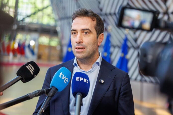 El vicepresidente primero y ministro español de Economía, Carlos Cuerpo, atiende este jueves a los perioistas a su llegada a la reunión el Eurogrupo en Bruselas. EFE/EPA/OLIVIER MATTHYS
