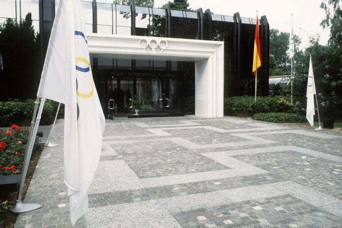 Fotografía de archivo de julio de 1990, en la que puede verse la fachada de la sede del Comité Olímpico Internacional (COI) en la ciudad suiza de Lausana. EFE/Alberto Martín
