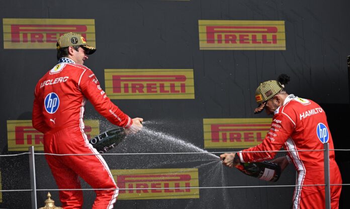 Los pilotos de Ferrari Charles Leclerc (i) y Lewis Hamilton (d), en una imagen del pasado 5 de julio. EFE/PETER POWELL
