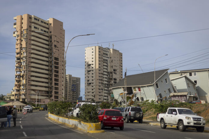 Fotografía que muestra edificios afectados por terremotos este miércoles, en Catia La Mar (Venezuela). EFE/ Miguel Gutiérrez
