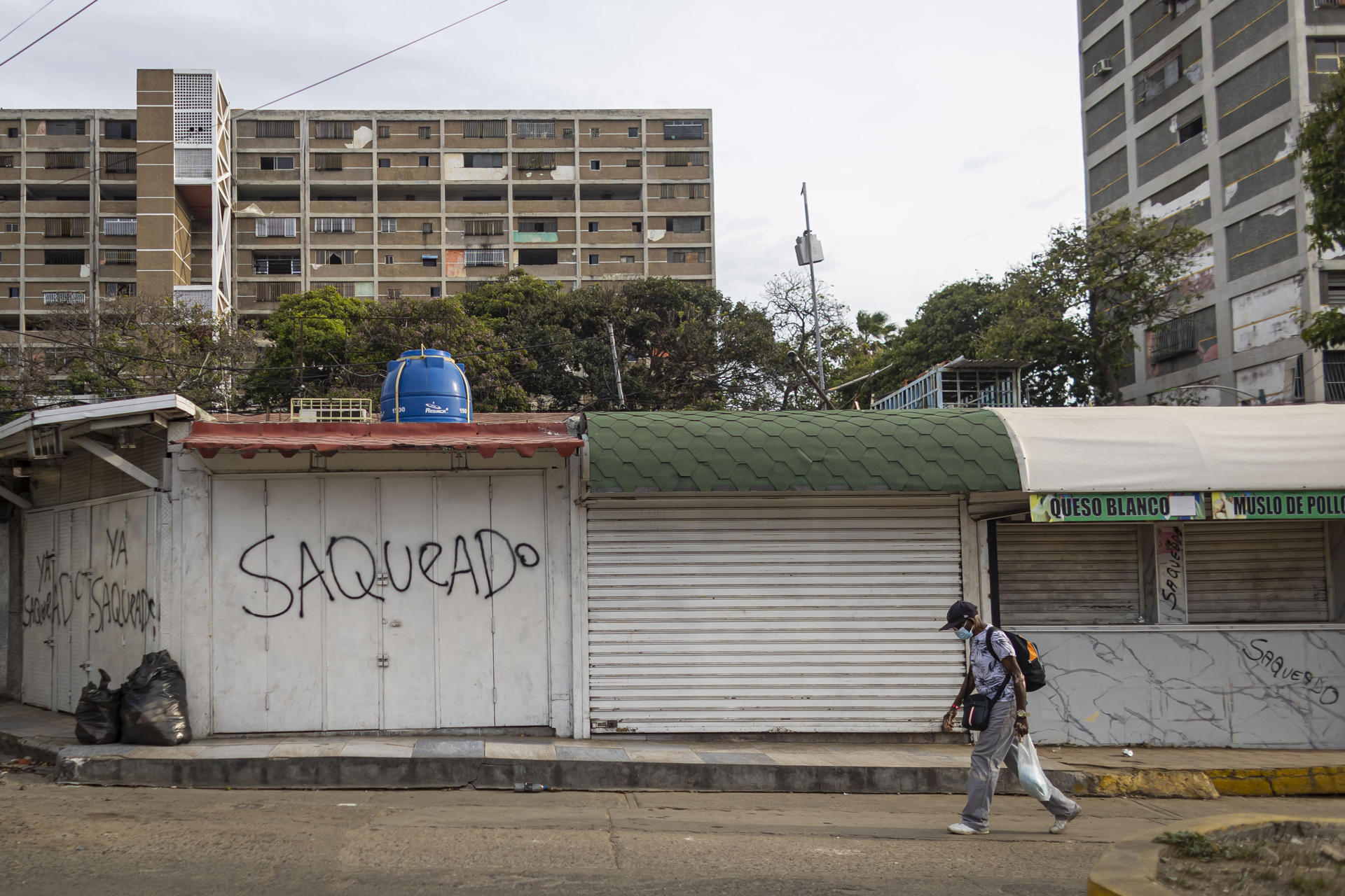 Fotografía que muestra un establecimiento comercial afectado por terremotos este miércoles, en Catia La Mar (Venezuela). EFE/ Miguel Gutiérrez