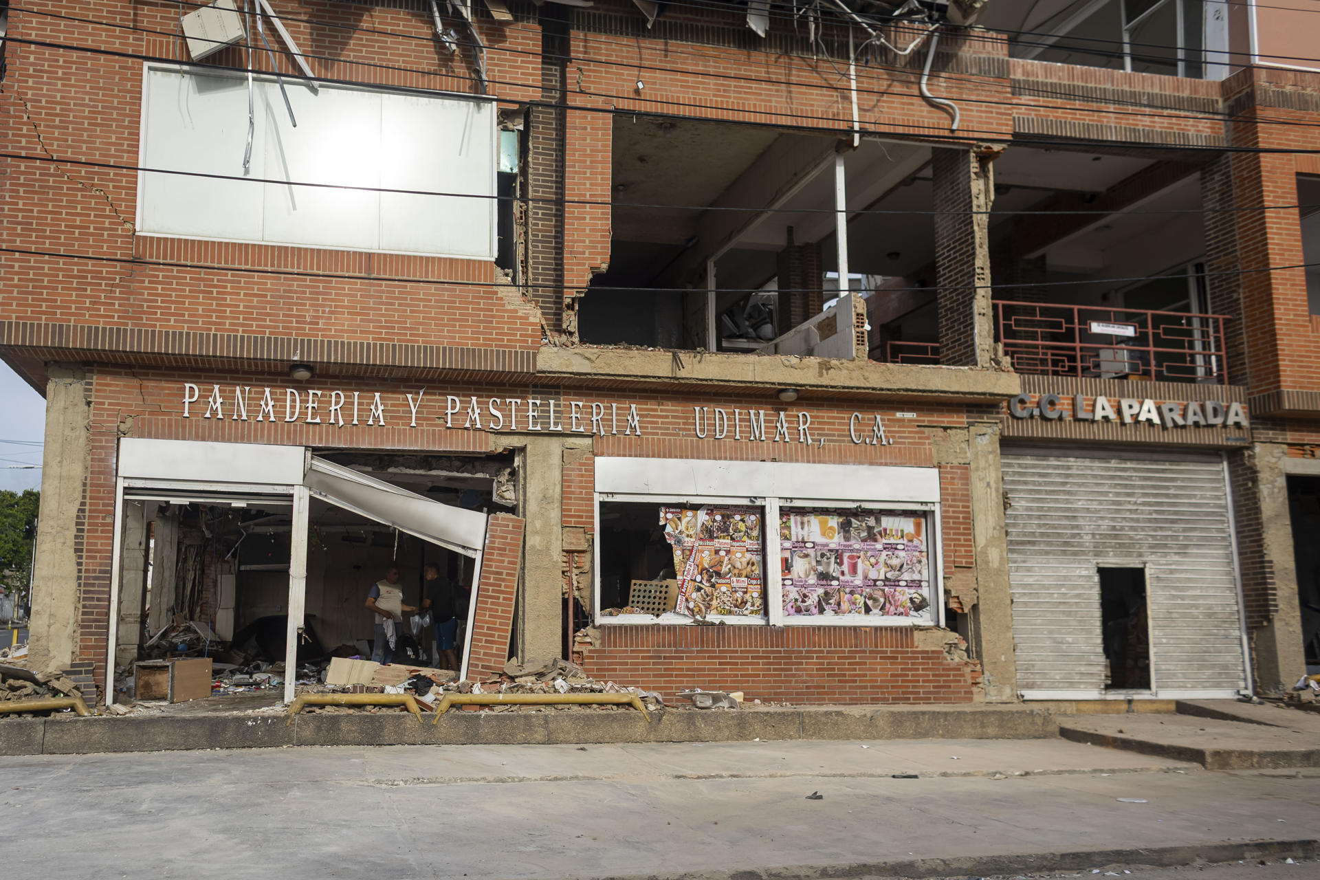 Fotografía que muestra un establecimiento comercial afectado por terremotos este miércoles, en Catia La Mar (Venezuela). EFE/ Miguel Gutiérrez