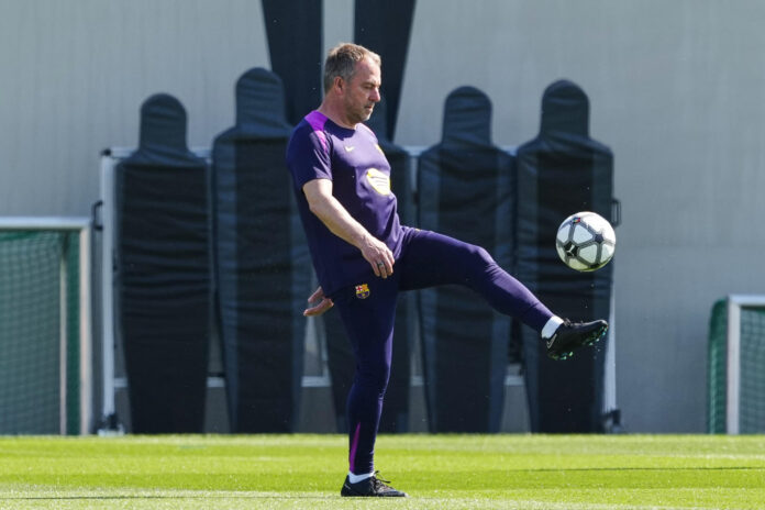 Fotografía del pasado 10 de abril, en la que puede verse al técnico alemán del FC Barcelona, Hansi Flick, durante un entrenamiento. EFE/ Alejandro García
