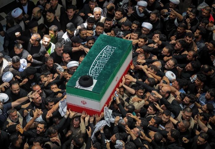Fotografía facilitada por la oficina del Líder Supremo iraní muestra a chiítas iraquíes durante la ceremonia fúnebre del difunto líder supremo iraní, el ayatolá Ali Jamenei, en la ciudad de Nayaf, Irak, el 8 de julio de 2026. EFE/EPA/IRANIAN SUPREME LEADER OFFICE
