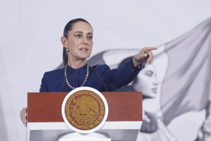 La presidenta de México, Claudia Sheinbaum, habla durante una rueda de prensa este jueves en Palacio Nacional de la Ciudad de México (México). EFE/Sáshenka Gutiérrez
