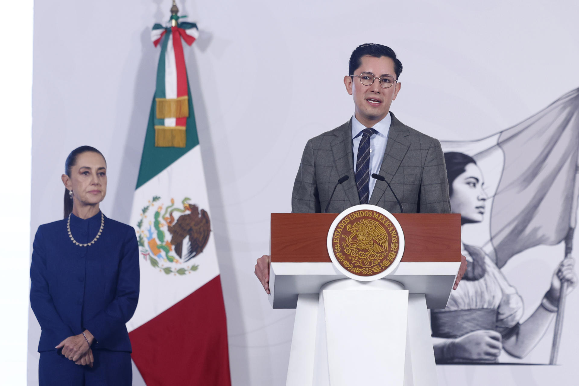 El canciller de México, Roberto Velasco, habla durante una rueda de prensa de la presidenta de México, Claudia Sheinbaum este jueves, en Palacio Nacional de la Ciudad de México (México). EFE/Sáshenka Gutiérrez
