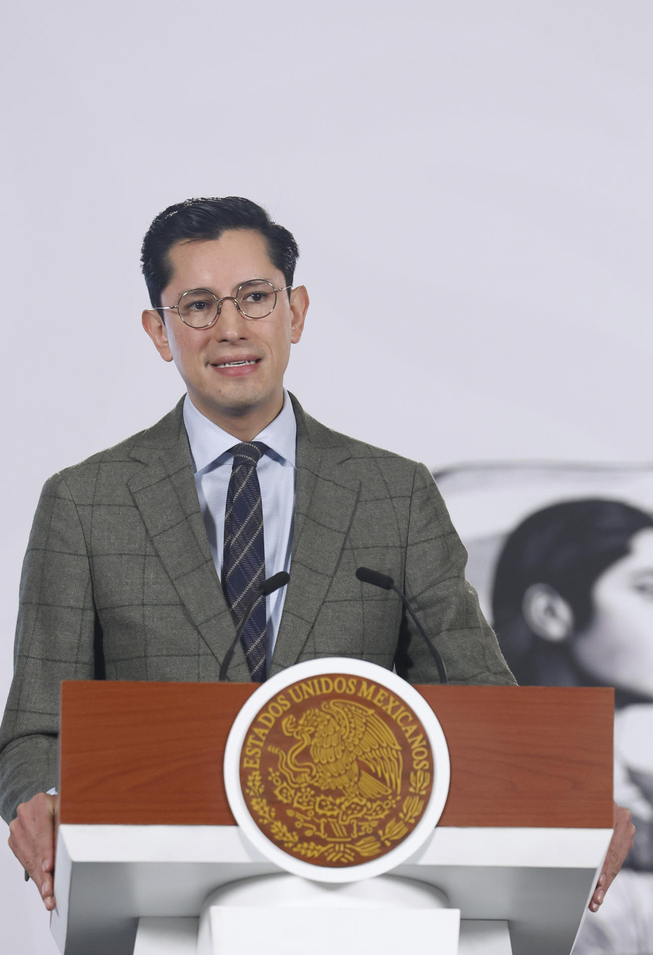 El canciller de México, Roberto Velasco, habla durante una rueda de prensa este jueves en Palacio Nacional de la Ciudad de México (México). EFE/Sáshenka Gutiérrez
