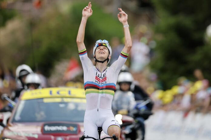 El esloveno Tadej Pogacar firmó una exhibición en al gran etapa pirenaica del Tour de Francia, con un ataque en el ascenso al Tourmalet, a 42 kilómetros para la meta, que culminó con su victoria 23 en la ronda gala, la segunda en esta edición, y con el maillot amarillo de líder. EFE/EPA/GUILLAUME HORCAJUELO
