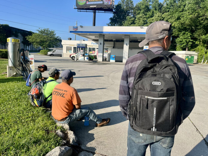 Jornaleros esperan en una gasolinera en Atlanta (EE.UU.). Imagen de archivo. EFE/Marcelo Wheelock
