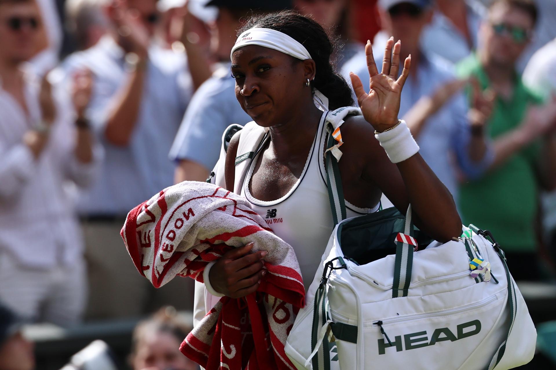 La checa Karolina Muchova salió vencedora de un desenlace dramático, resuelto en el 'súper tie break' y alcanzó su primera final en Wimbledon tras imponerse a la estadounidense Coco Gauff por 6-2, 1-6 y 7-6 (10), después de dos horas y 38 minutos. EFE/EPA/NEIL HALL
