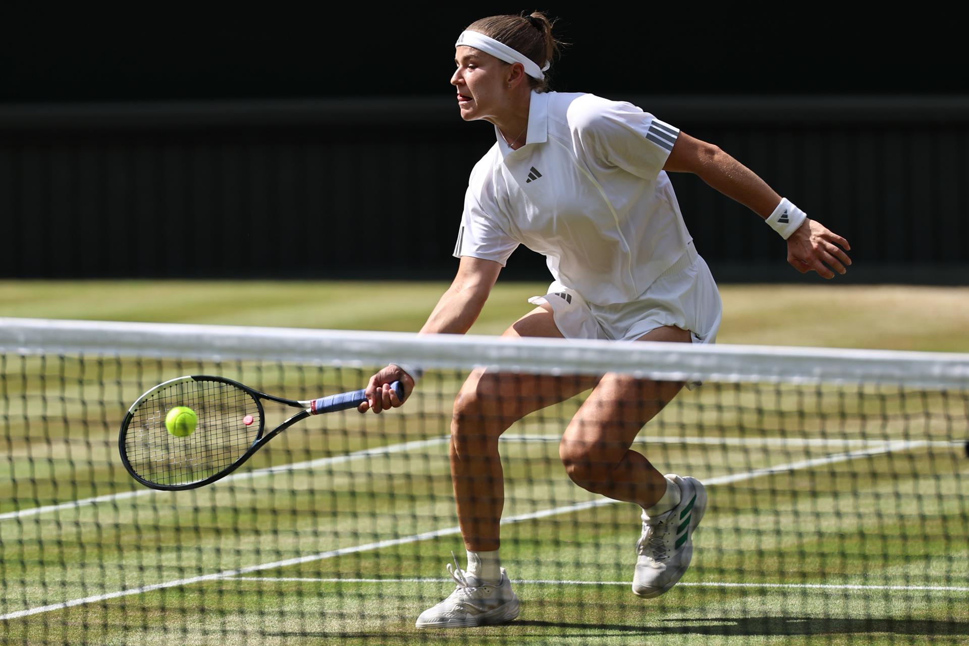 La checa Karolina Muchova salió vencedora de un desenlace dramático, resuelto en el 'súper tie break' y alcanzó su primera final en Wimbledon tras imponerse a la estadounidense Coco Gauff por 6-2, 1-6 y 7-6 (10), después de dos horas y 38 minutos. EFE/EPA/NEIL HALL
