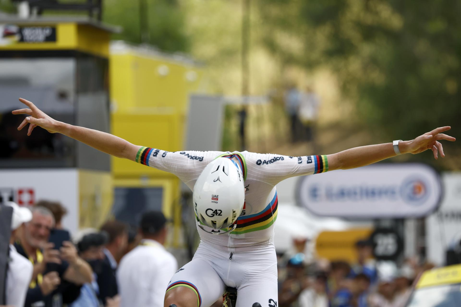 El esloveno Tadej Pogacar firmó una exhibición en al gran etapa pirenaica del Tour de Francia, con un ataque en el ascenso al Tourmalet, a 42 kilómetros para la meta, que culminó con su victoria 23 en la ronda gala, la segunda en esta edición, y con el maillot amarillo de líder. EFE/EPA/YOAN VALAT