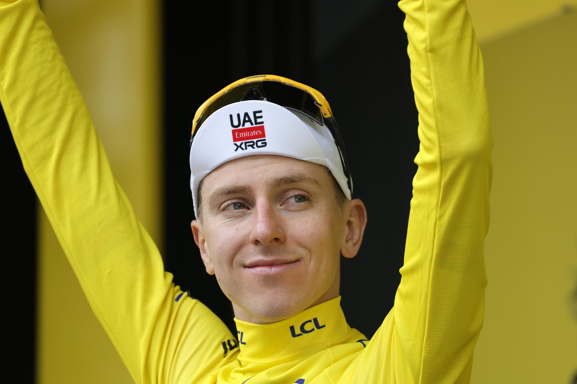 El esloveno Tadej Pogacar firmó una exhibición en al gran etapa pirenaica del Tour de Francia, con un ataque en el ascenso al Tourmalet, a 42 kilómetros para la meta, que culminó con su victoria 23 en la ronda gala, la segunda en esta edición, y con el maillot amarillo de líder. EFE/EPA/GUILLAUME HORCAJUELO