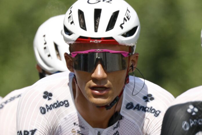 El ciclista mexicano Isaac del Toro durante la sexta etapa del Tpur de Francia. EFE/EPA/YOAN VALAT
