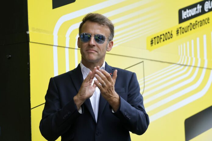 El presidente de Francia, Emmanuel Macron, aplaude en el podio de la sexta etapa del Tour. EFE/EPA/GUILLAUME HORCAJUELO
