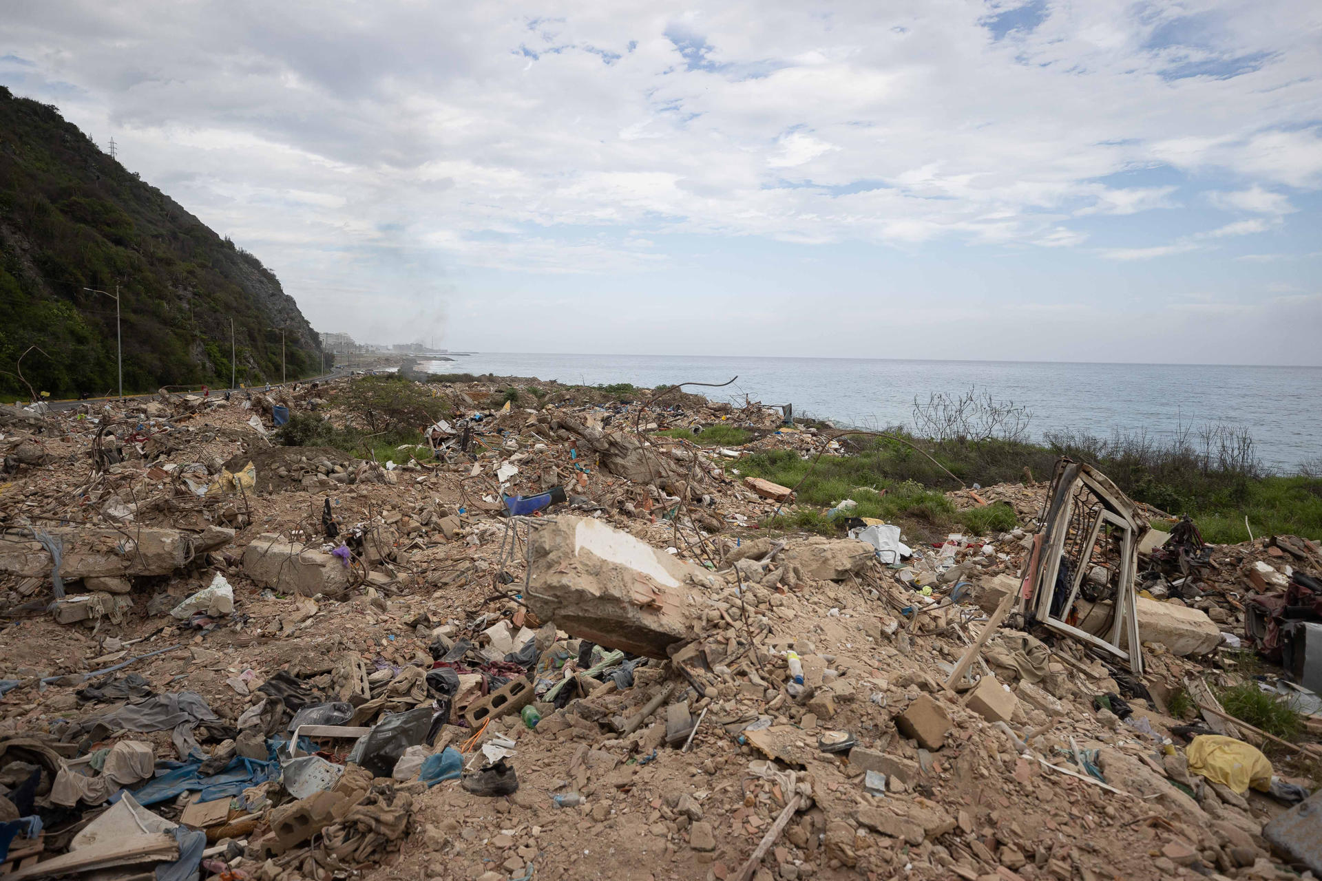 Fotografía que muestra escombros en la orilla de la playa este lunes, en La Guaira (Venezuela). EFE/ Ronald Peña R
