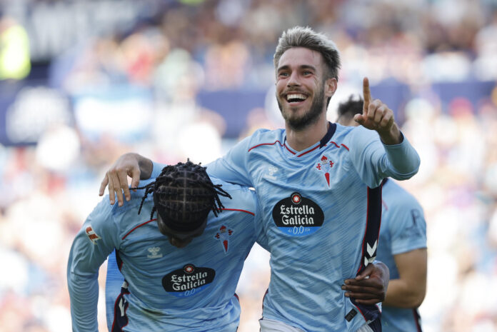 Foto e archivo del defensa del Celta de Vigo Óscar Mingueza (d) celebrando con su compañero Ilaix Moriba (i) tras marcar un gol al Levante. EFE/Ana Escobar
