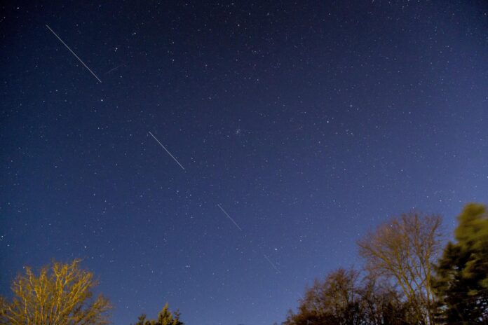 FOTO ARCHIVO. Vista de cinco satélites de Starlink sobre Svendborg, Dinamarca.  EFE/EPA/Mads Claus Rasmussen
