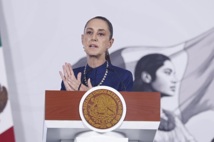 La presidenta de México, Claudia Sheinbaum, habla durante una rueda de prensa este jueves, en Palacio Nacional de la Ciudad de México (México). EFE/Sáshenka Gutiérrez
