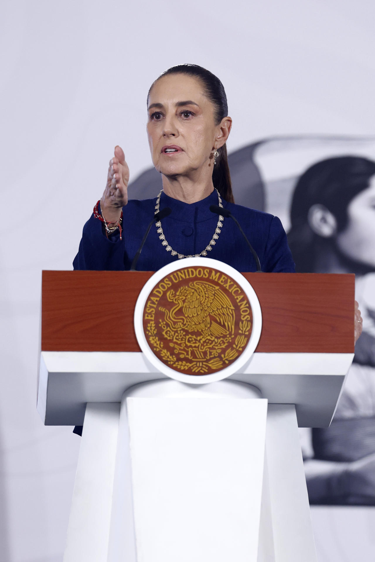 La presidenta de México, Claudia Sheinbaum, habla durante una rueda de prensa este jueves, en Palacio Nacional de la Ciudad de México (México). EFE/Sáshenka Gutiérrez