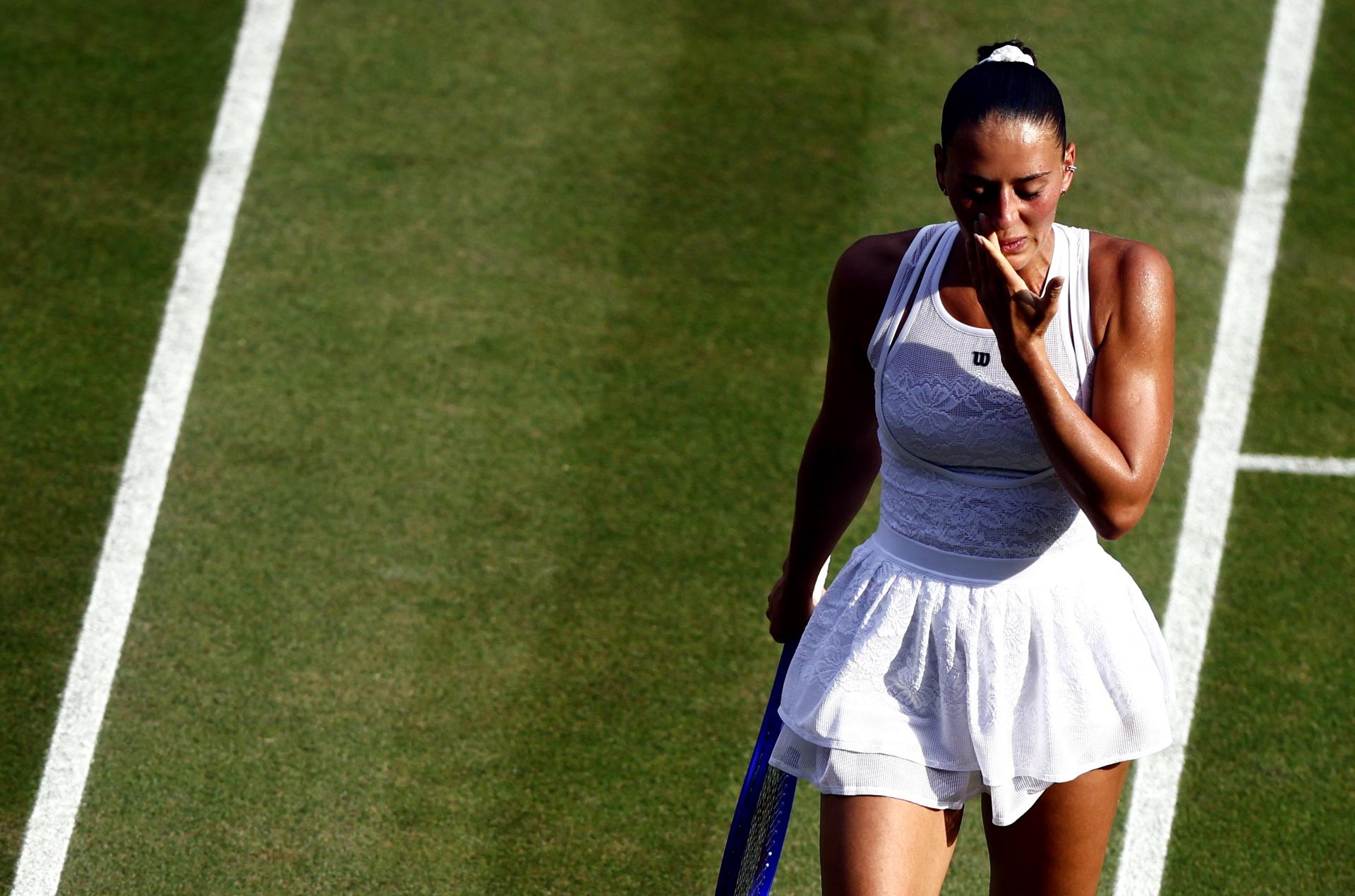 Linda Noskova superó por un doble 6-4 a la ucraniana Marta Kostyuk y alcanzó su primera final de un Grand Slam que disputará ante su compatriota Karolina Muchova para firmar la lucha por el titulo entre dos jugadoras de la República Checa. EFE/EPA/DANIEL HAMBURY
