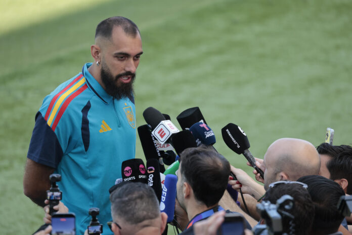 El delantero Borja Iglesias atiende a la prensa antes del entrenamiento de la selección española de fútbol, este jueves en Los Ángeles, en la víspera del partido de cuartos de final del Mundial 2026 que le enfrenta a Bélgica. EFE/ Lavandeira Jr
