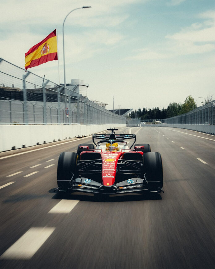 Los pilotos Lewis Hamilton y Charles Leclerc prueban este jueves sus Ferrari sobre el inédito asfalto del trazado de 'Madring', circuito que aterriza por primera vez esta temporada en el campeonato de Fórmula Uno (F1) para acoger el Gran Premio de España, previsto en el calendario del próximo 11 al 13 de septiembre. La puesta en escena de la 'Scuderia', segunda en el campeonato de constructores por detrás de Mercedes, con motivo de una jornada de rodaje publicitario ('filming day'), tuvo como protagonistas a sus dos pilotos oficiales. EFE/MADRING SOLO USO EDITORIAL/SOLO DISPONIBLE PARA ILUSTRAR LA NOTICIA QUE ACOMPAÑA (CRÉDITO OBLIGATORIO)

