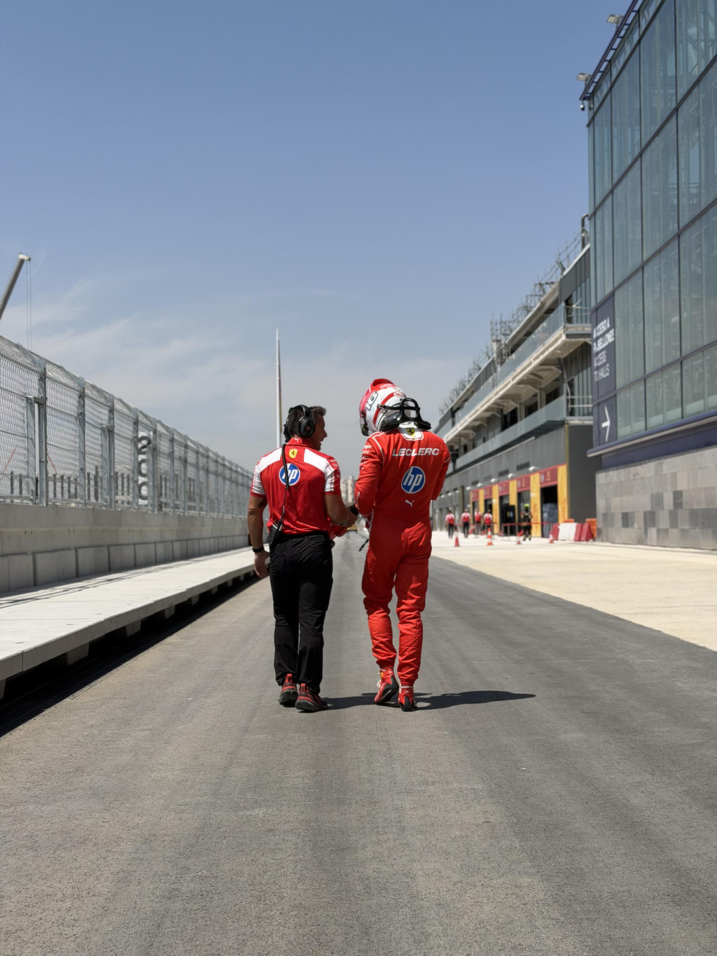 Los pilotos Lewis Hamilton y Charles Leclerc prueban este jueves sus Ferrari sobre el inédito asfalto del trazado de 'Madring', circuito que aterriza por primera vez esta temporada en el campeonato de Fórmula Uno (F1) para acoger el Gran Premio de España, previsto en el calendario del próximo 11 al 13 de septiembre. La puesta en escena de la 'Scuderia', segunda en el campeonato de constructores por detrás de Mercedes, con motivo de una jornada de rodaje publicitario ('filming day'), tuvo como protagonistas a sus dos pilotos oficiales. EFE/MADRING SOLO USO EDITORIAL/SOLO DISPONIBLE PARA ILUSTRAR LA NOTICIA QUE ACOMPAÑA (CRÉDITO OBLIGATORIO)
