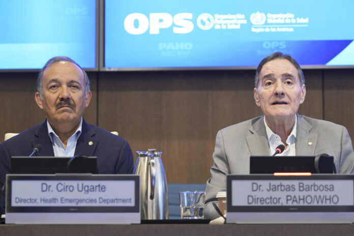 El director de la Organización Panamericana de la Salud (OPS), Jarbas Barbosa (d), habla junto al director del Departamento de Emergencias, Ciro Ugarte (i), durante una rueda de prensa este jueves en la sede del organismo en Washington (EE.UU.). EFE/Lenin Nolly
