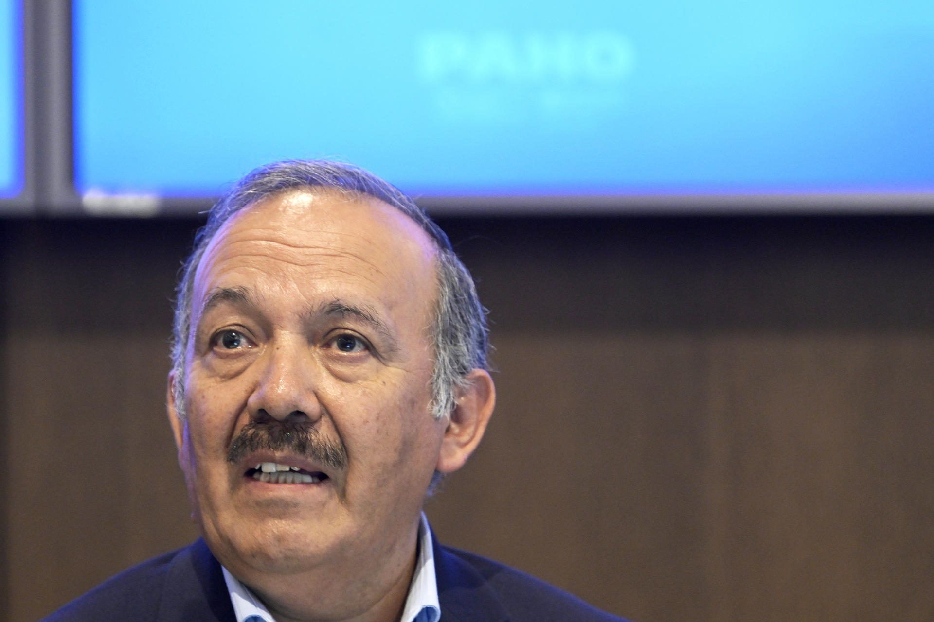 El director del Departamento de Emergencias de la Organización Panamericana de la Salud (OPS), Ciro Ugarte, habla durante una rueda de prensa este jueves en la sede del organismo en Washington (EE.UU.). EFE/Lenin Nolly
