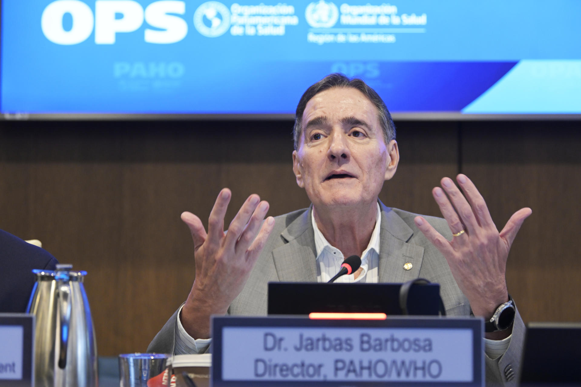 El director de la Organización Panamericana de la Salud (OPS), Jarbas Barbosa, habla durante una rueda de prensa este jueves en la sede del organismo en Washington (EE.UU.). EFE/Lenin Nolly
