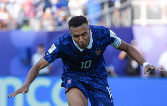 Fotografía de archivo que muestra al jugador Kylian Mbappe de Francia celebrando un gol. EFE/ Angel Colmenares
